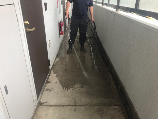 床 高圧洗浄機使用中