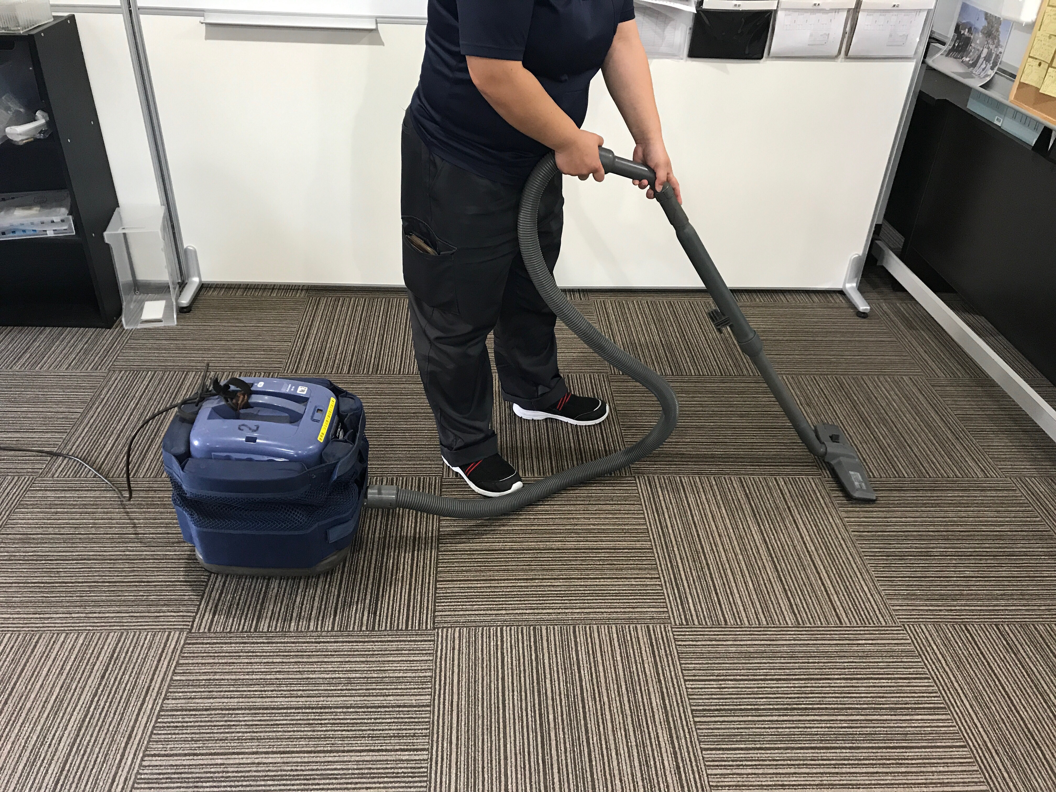 業務用掃除機 使用中